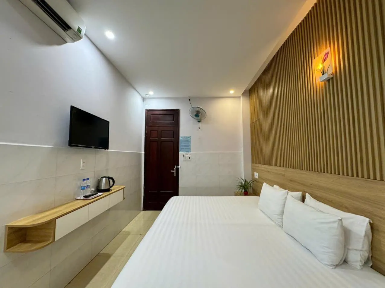 Swimming pool, Bed in Thanh Hiền HB Hotel