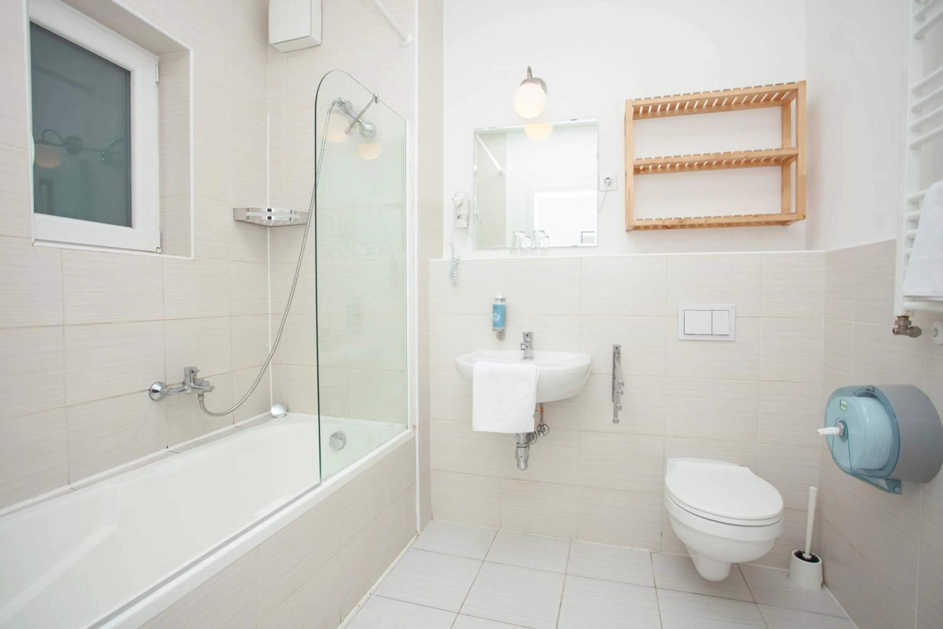 Shower in Maple Tree Budget Apartments