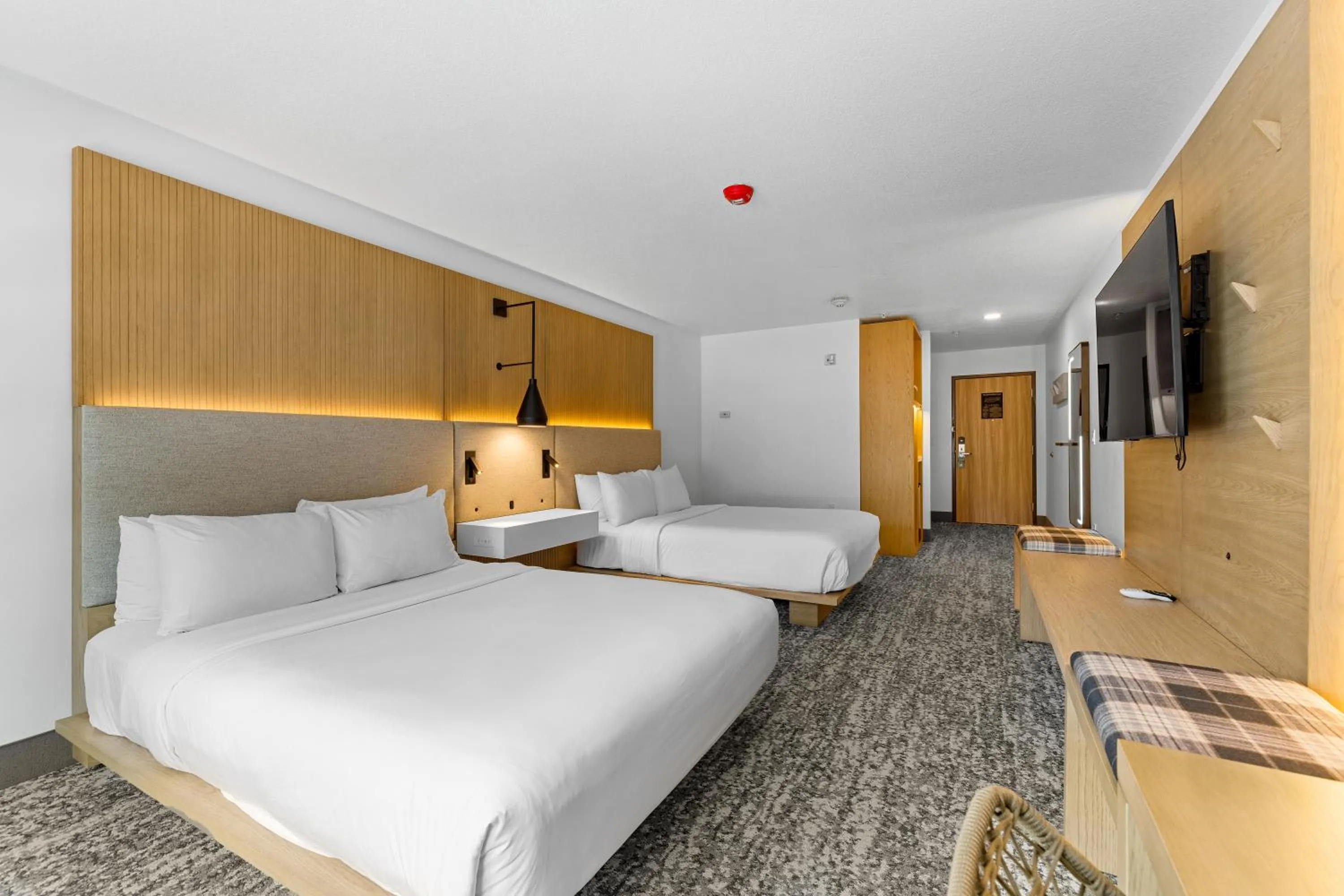 Bedroom, Bed in The Evergreen Hotel