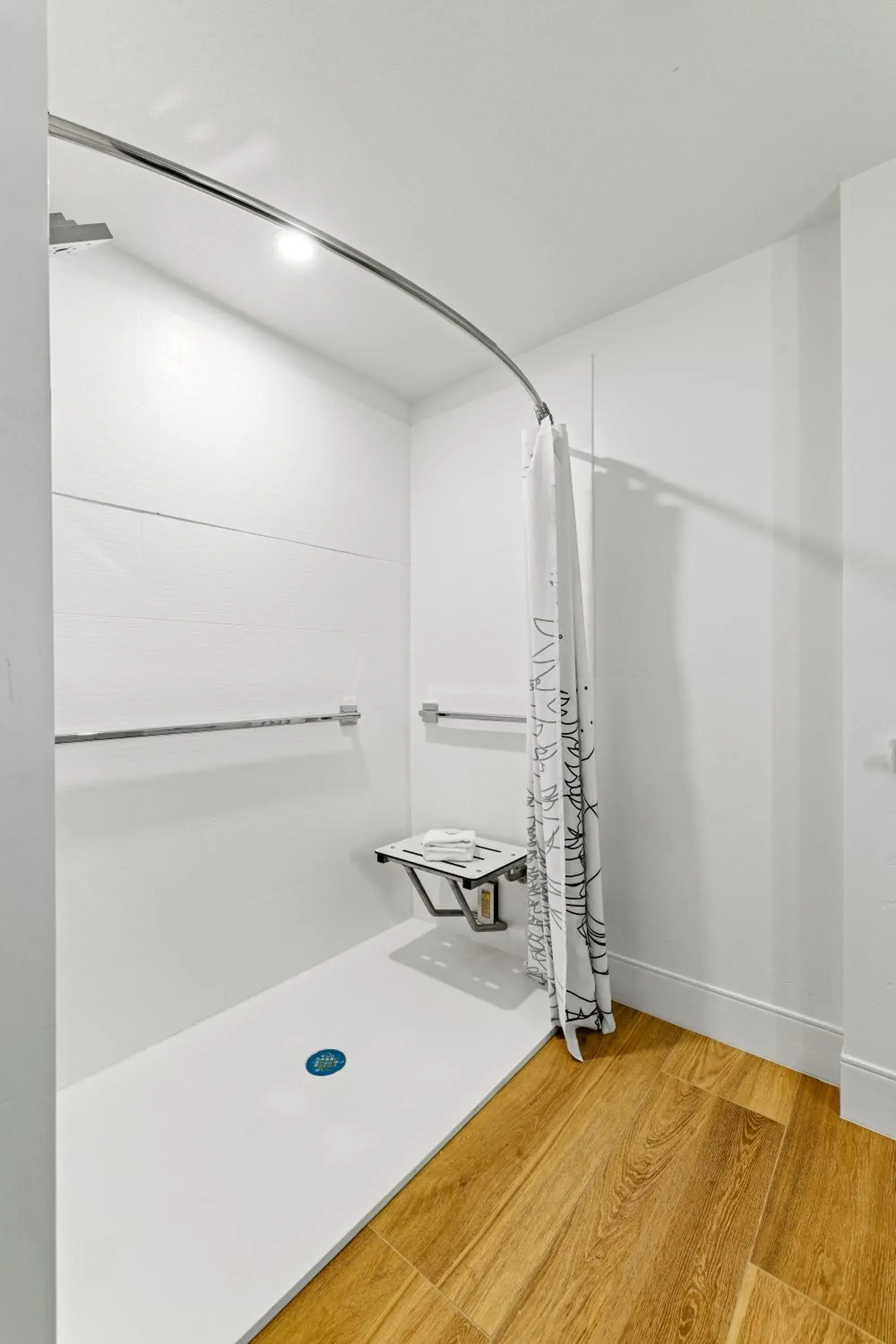 Shower, Bed in The Evergreen Hotel Shower, Bed in The Evergreen Hotel