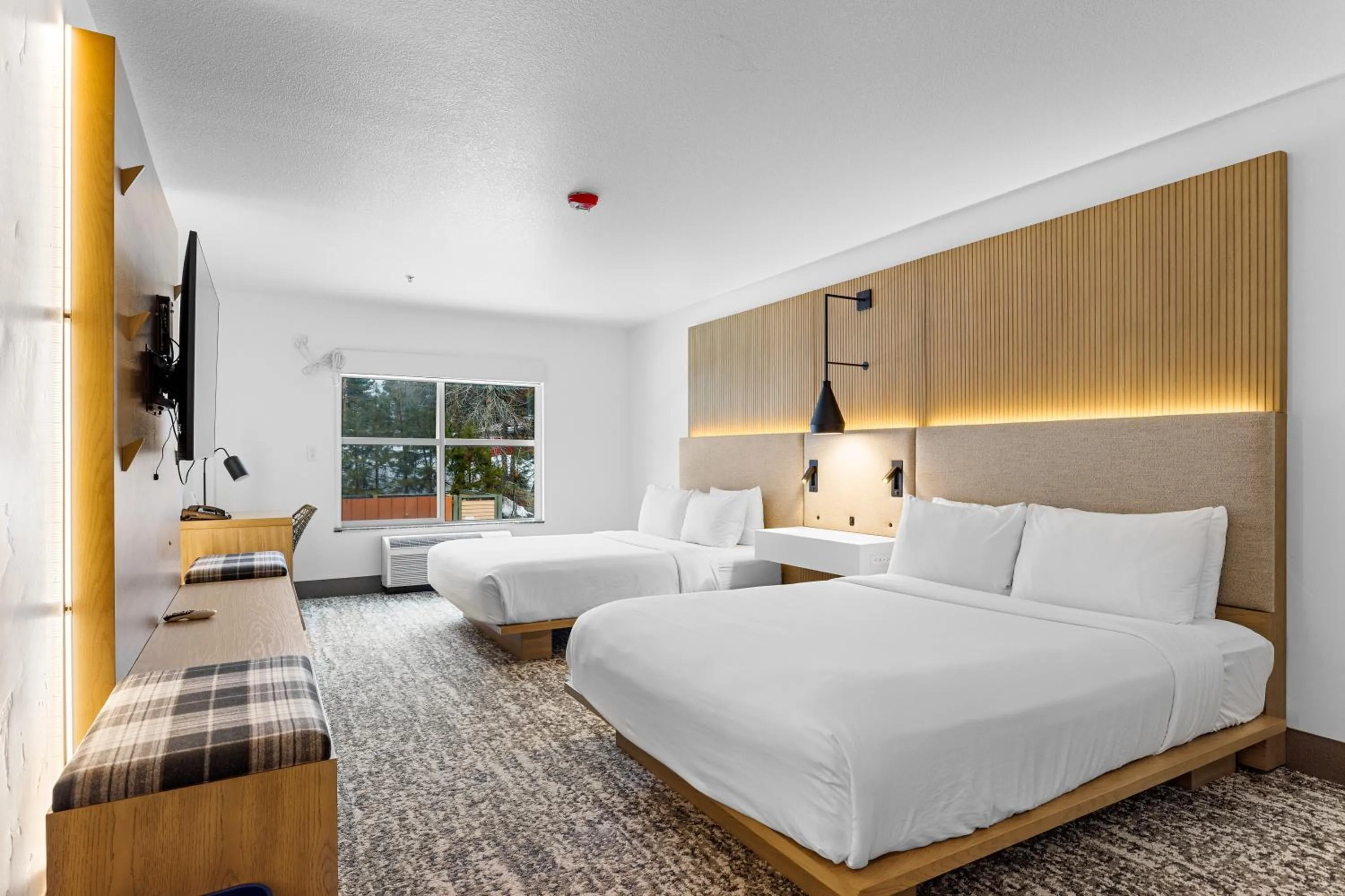 Bed in The Evergreen Hotel