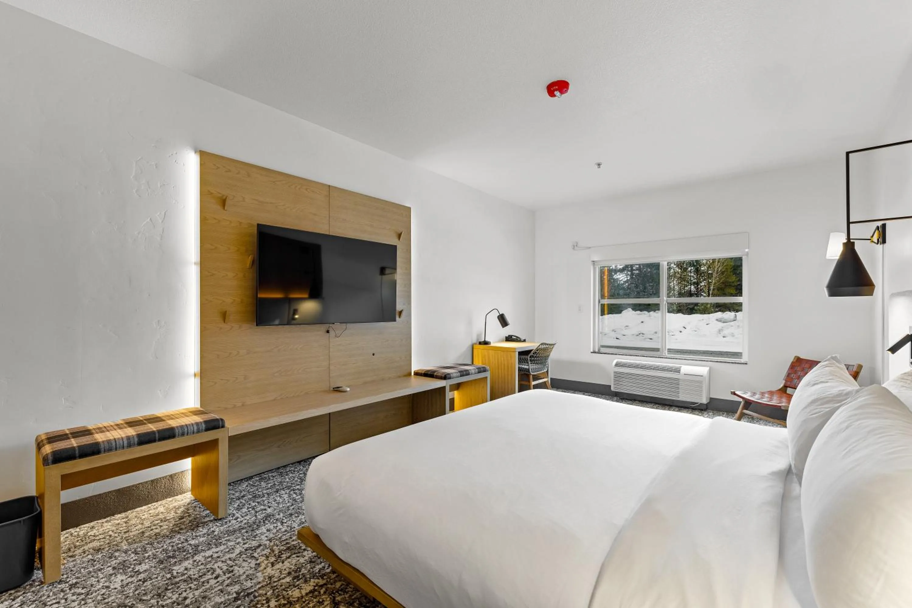 Bedroom, Bed in The Evergreen Hotel