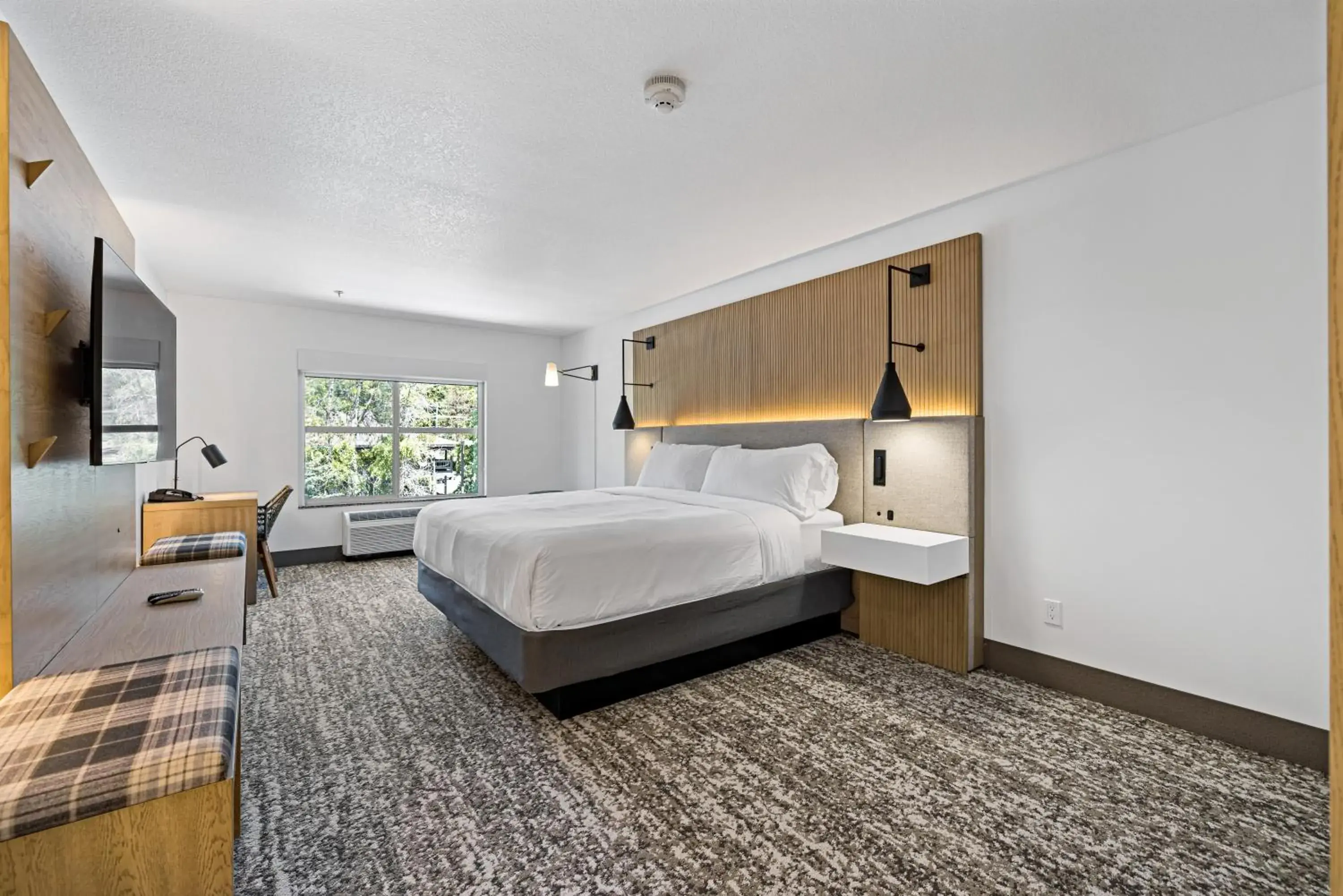 Deluxe King Room in The Evergreen Hotel Deluxe King Room in The Evergreen Hotel