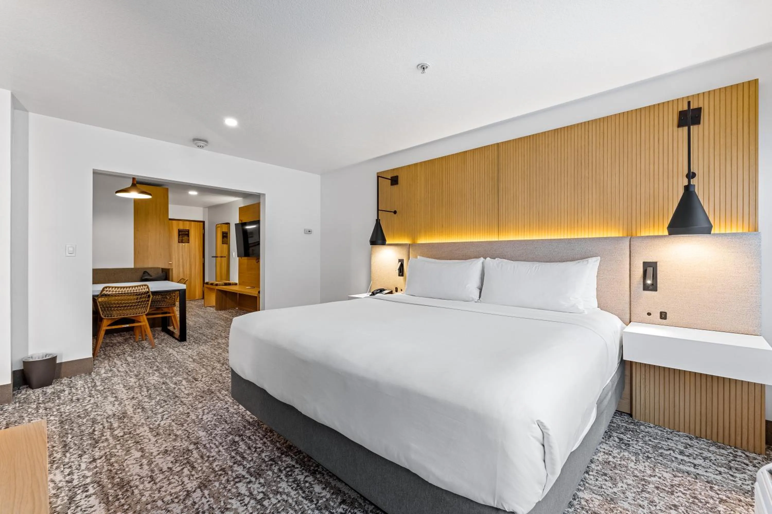 Bedroom, Bed in The Evergreen Hotel