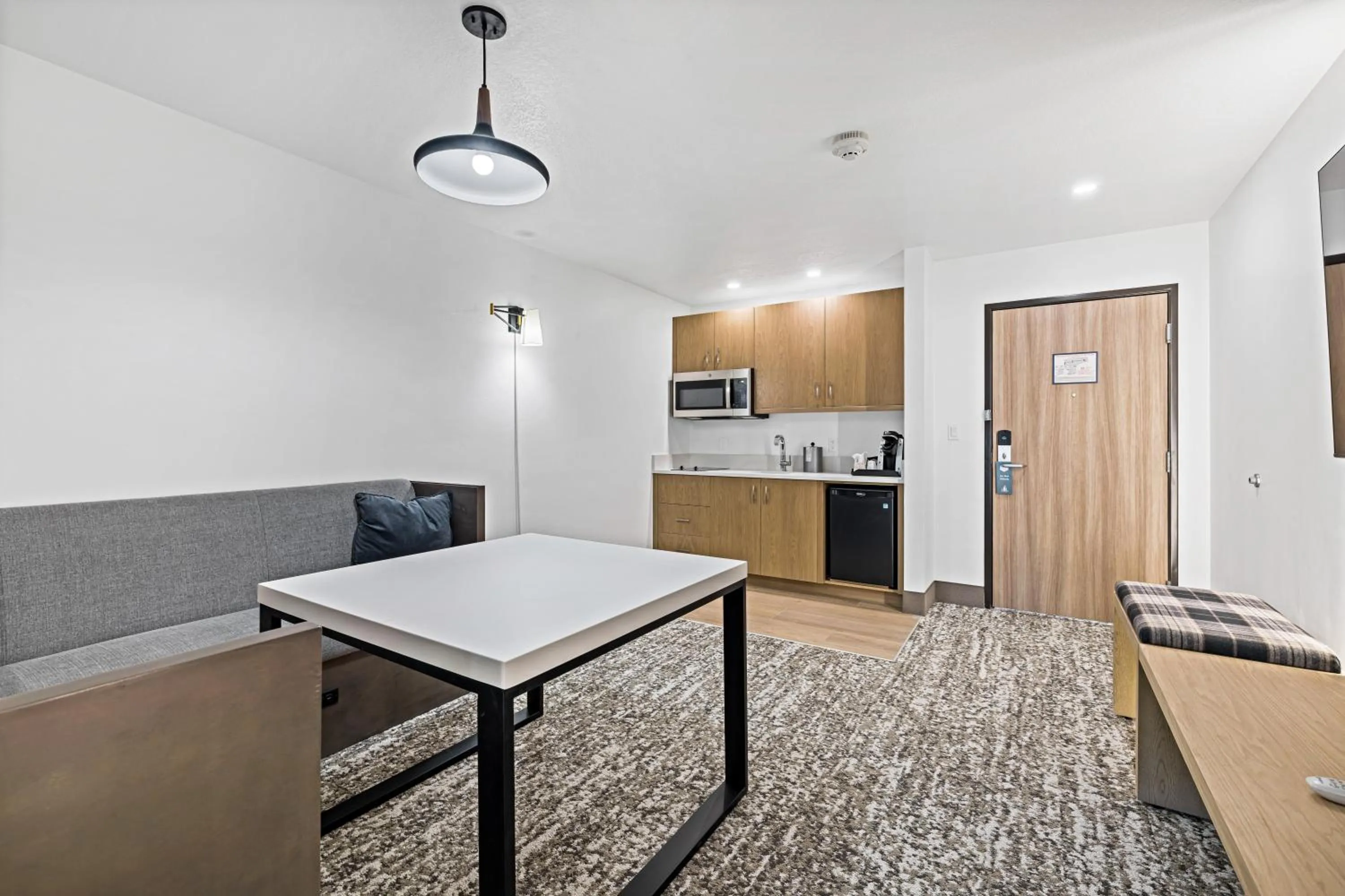 Kitchen or kitchenette in The Evergreen Hotel