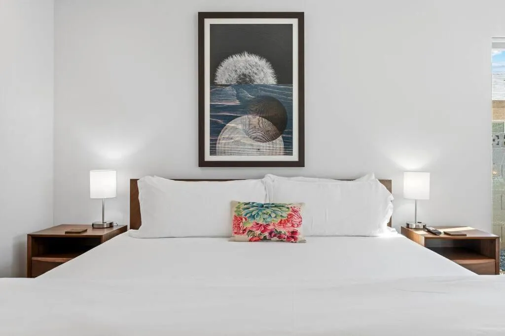 Bed in Modern 2-bedroom Apartment - 80 Walkscore!