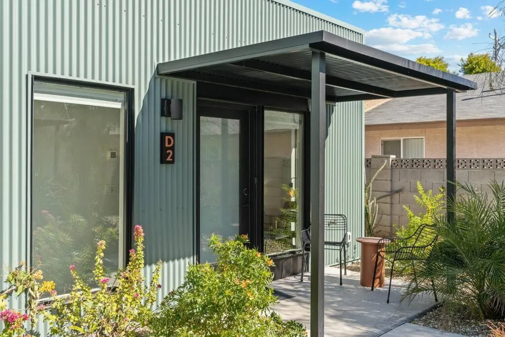 Modern 2-bedroom Apartment - 80 Walkscore!