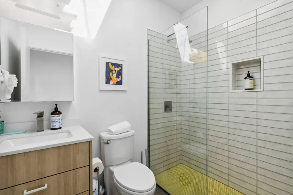 Modern 2-bedroom Apartment - 80 Walkscore!