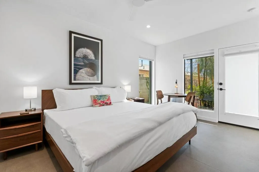 Bed in Modern 2-bedroom Apartment - 80 Walkscore!