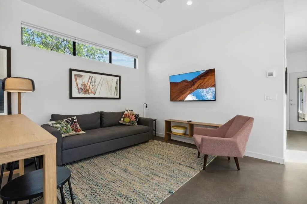 Modern 2-bedroom Apartment - 80 Walkscore!