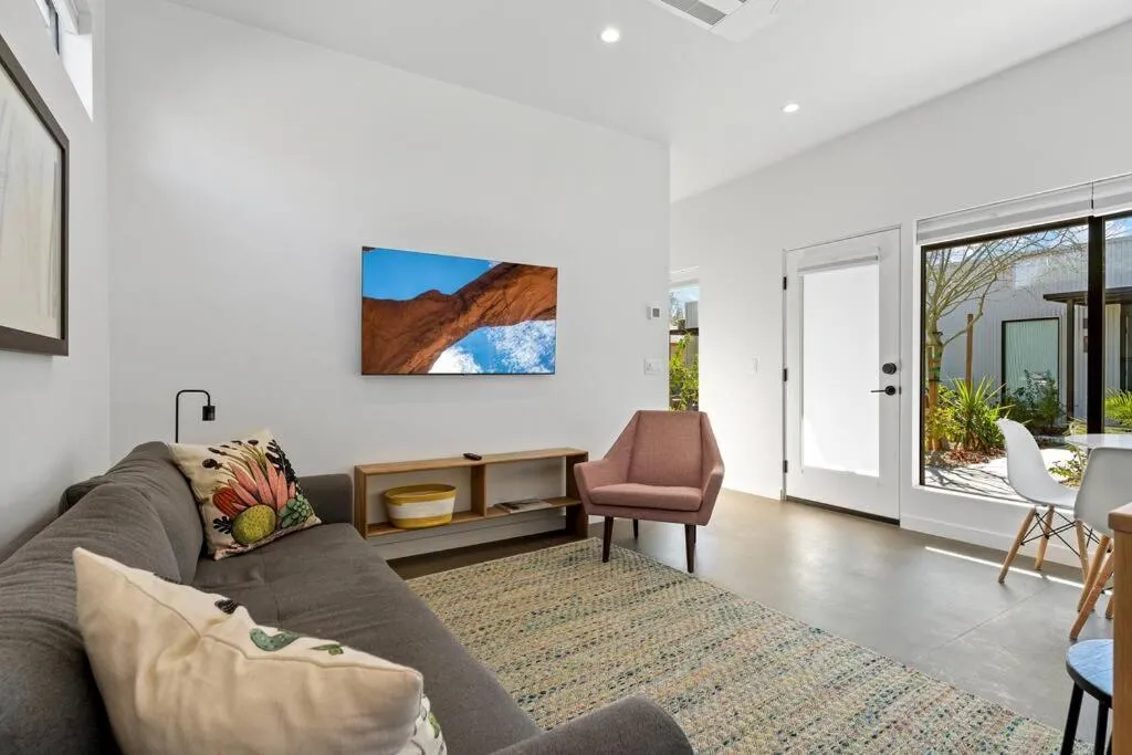 Modern 2-bedroom Apartment - 80 Walkscore!