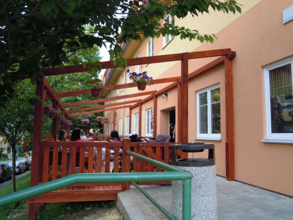 Restaurant/places to eat in Penzion Mova