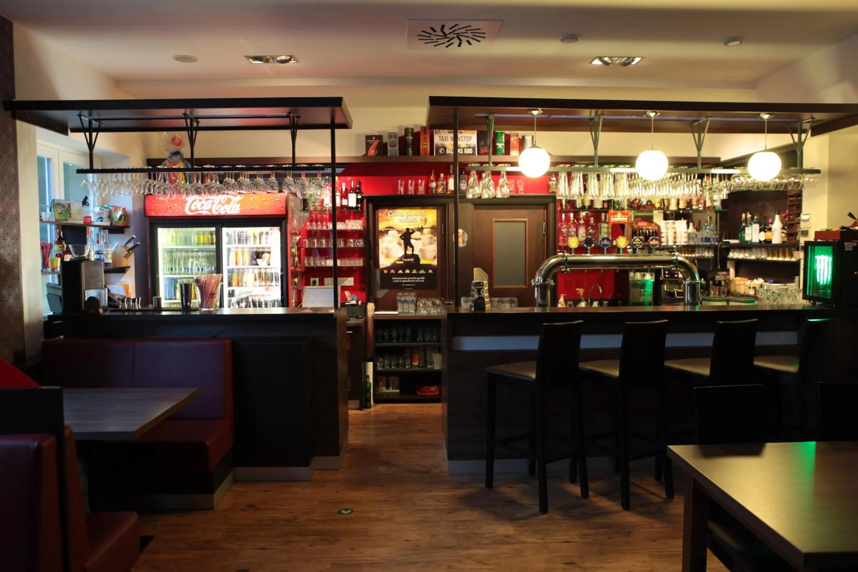 Restaurant/places to eat in Penzion Mova