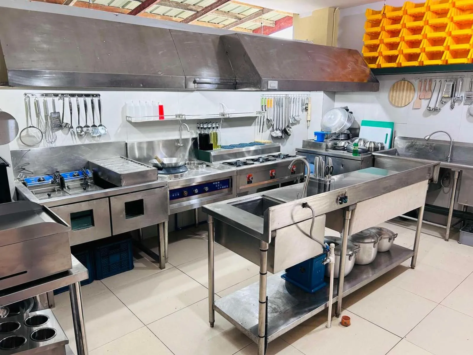 Kitchen or kitchenette in Camp Backpackers Port Barton