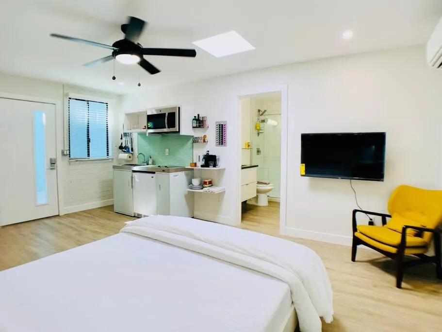 Bed in Intimate well appointed Studio w Pool