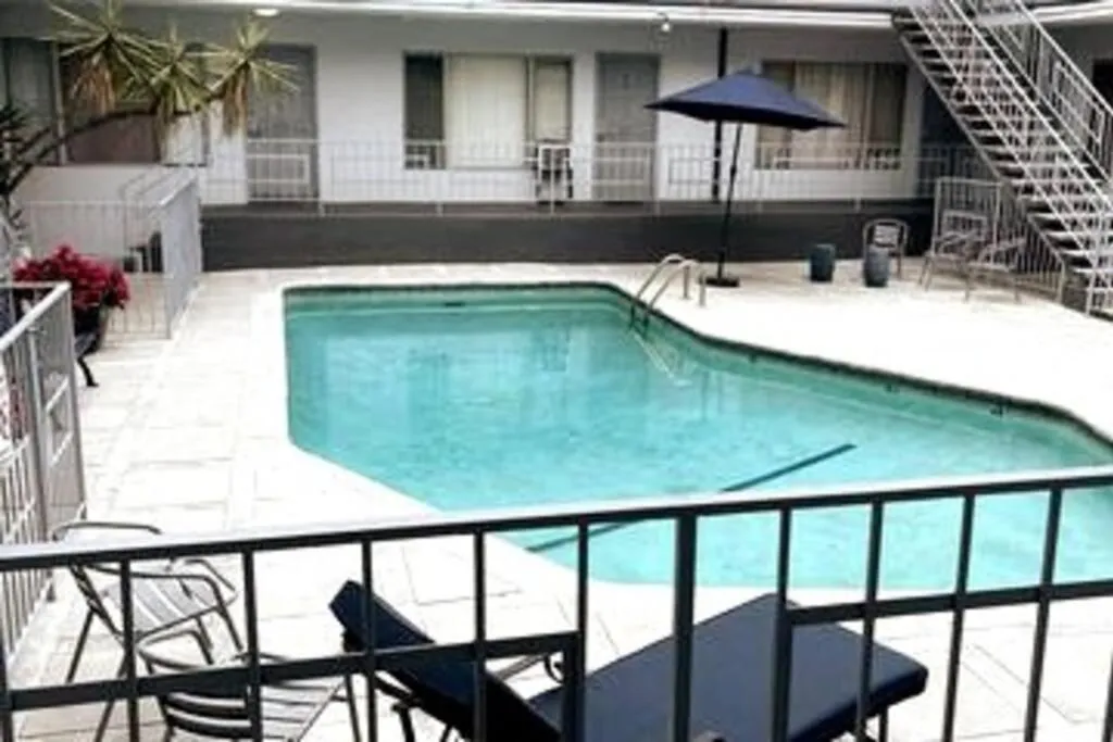Pool view in Hollywood Business Apartments