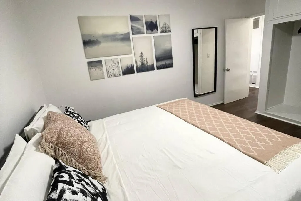 Photo of the whole room, Bed in Hollywood Business Apartments