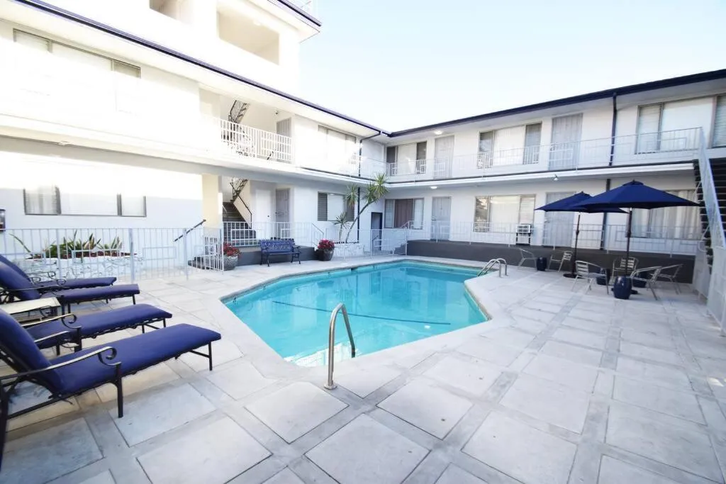 Swimming pool in Hollywood Business Apartments