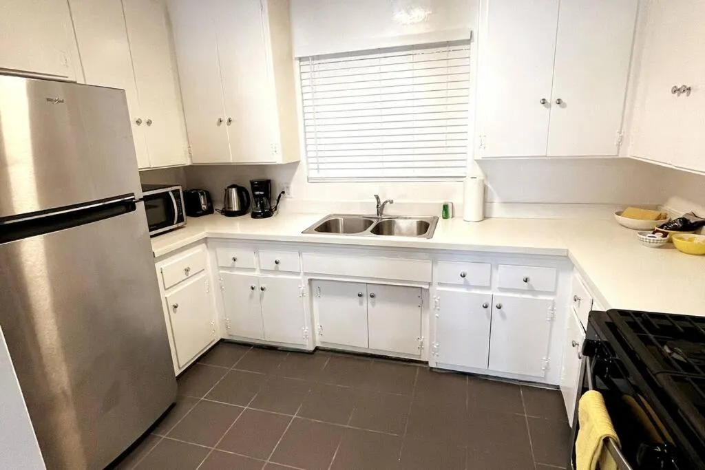 Coffee/tea facilities in Hollywood Business Apartments