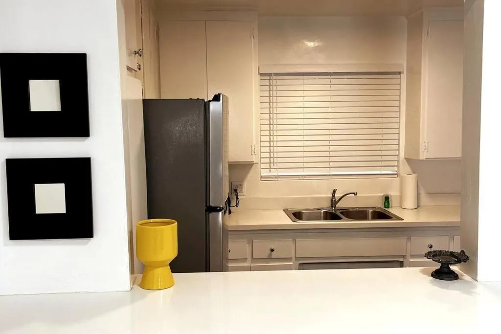 Kitchen or kitchenette in Hollywood Business Apartments