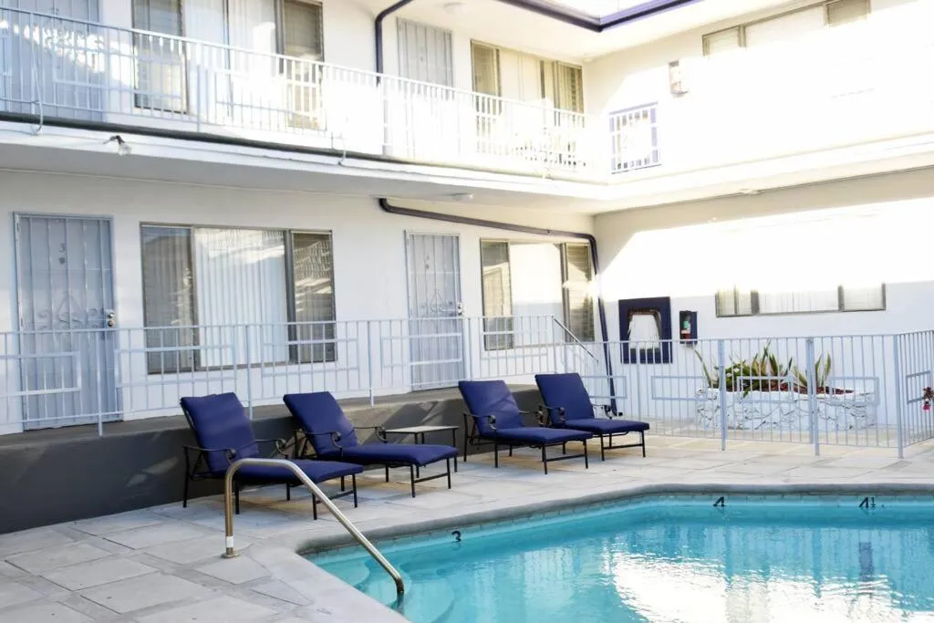 Swimming pool in Hollywood Business Apartments