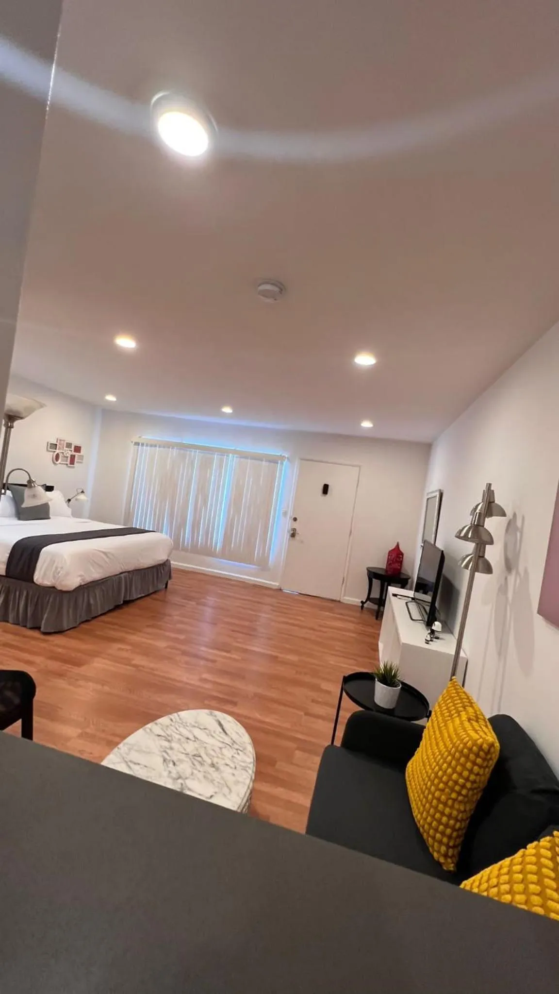 Bedroom, Bed in Hollywood Business Apartments