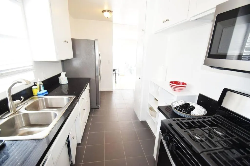 Kitchen or kitchenette in Hollywood Business Apartments