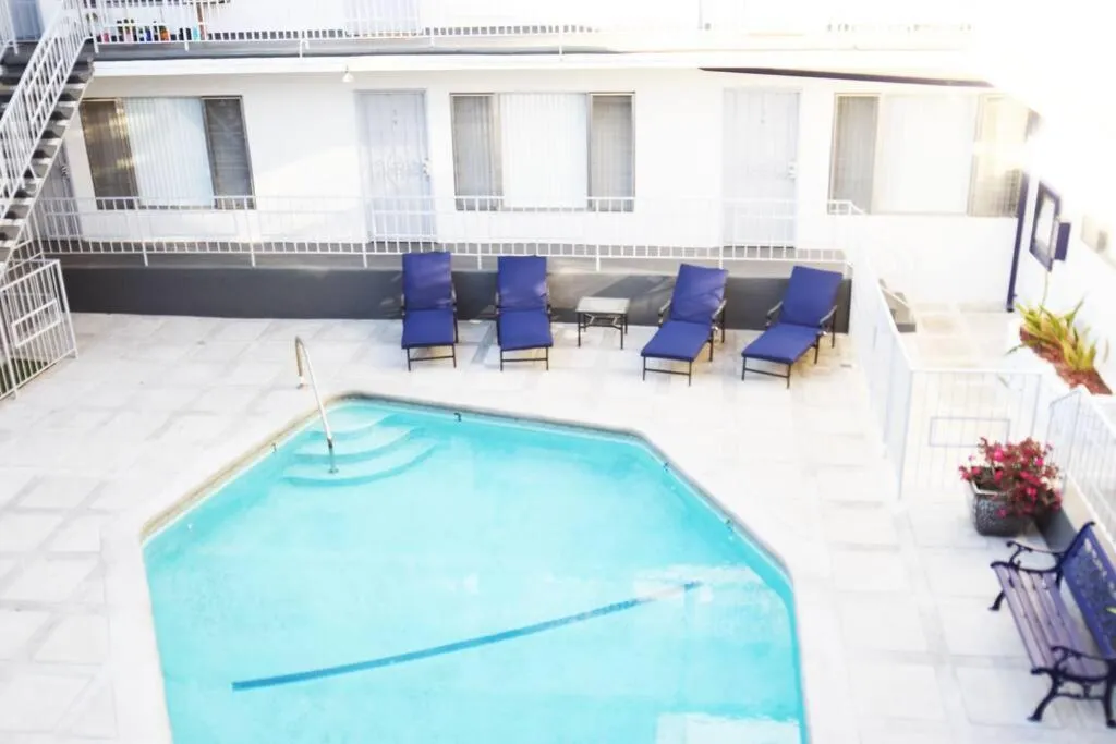 Swimming pool in Hollywood Business Apartments