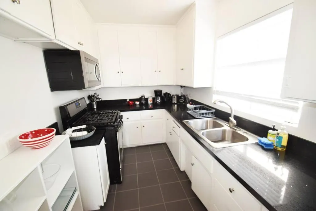 Kitchen or kitchenette in Hollywood Business Apartments