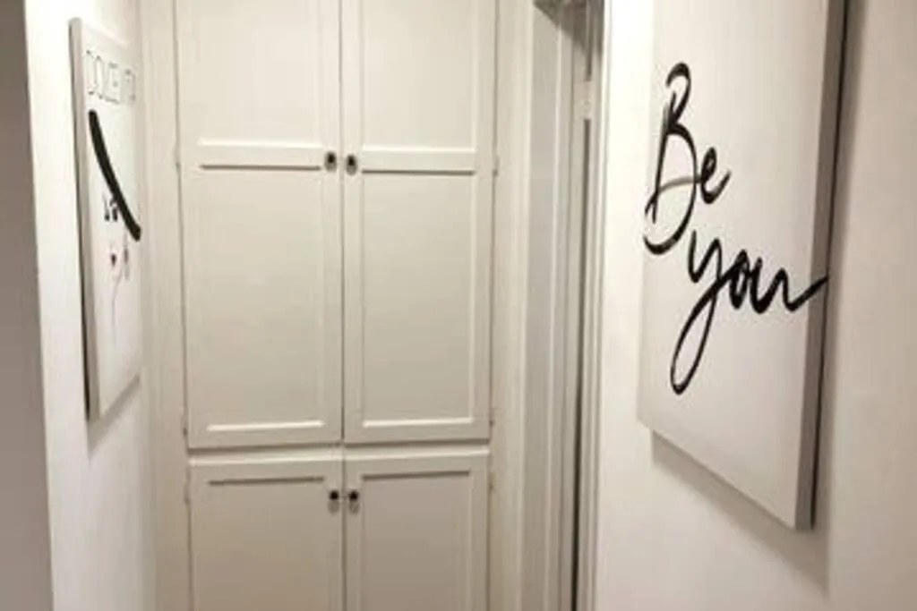 wardrobe in Hollywood Business Apartments