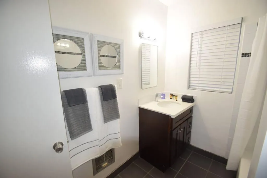 Bathroom in Hollywood Business Apartments