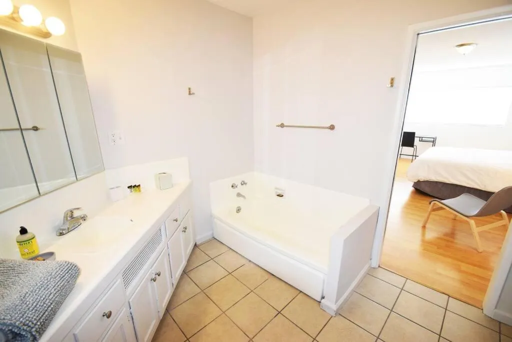 Bathroom in Hollywood Business Apartments