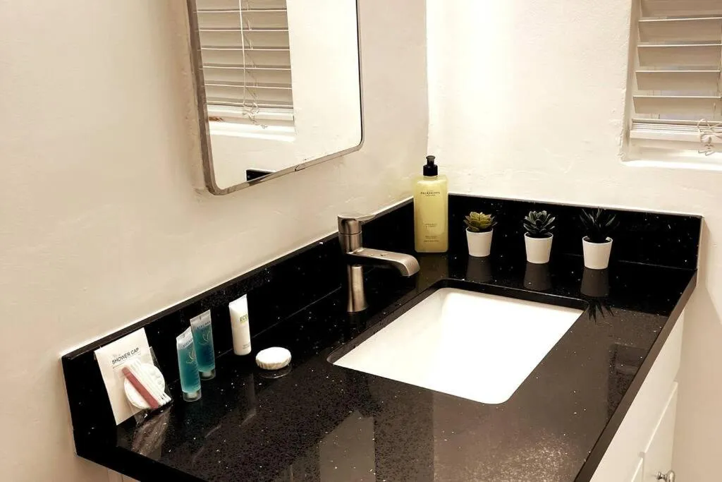 Bathroom in Hollywood Business Apartments