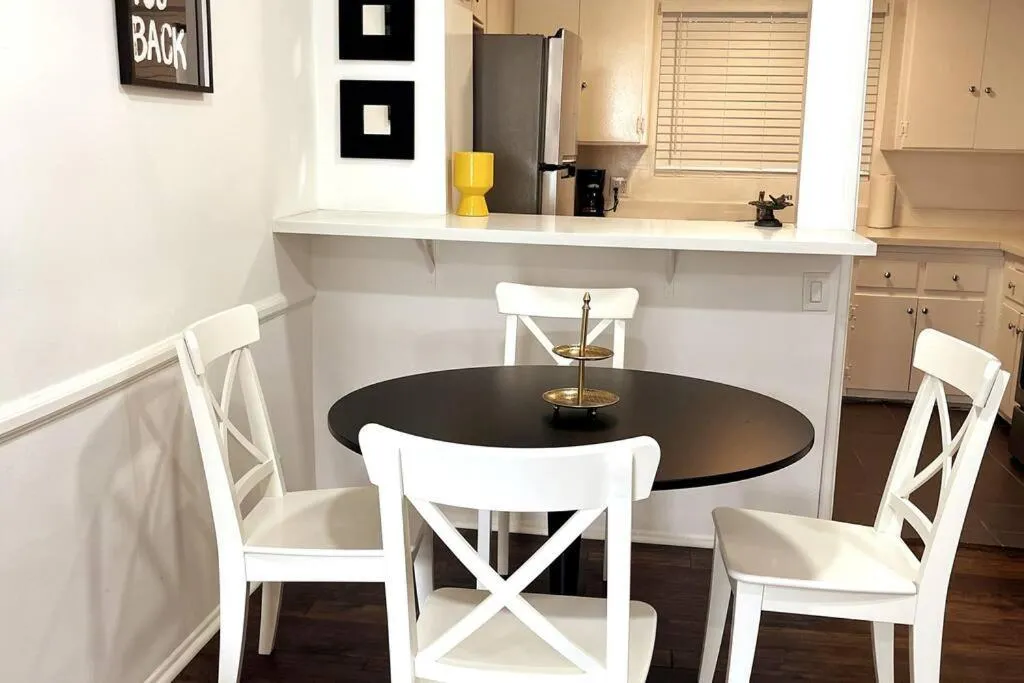 Dining area in Hollywood Business Apartments