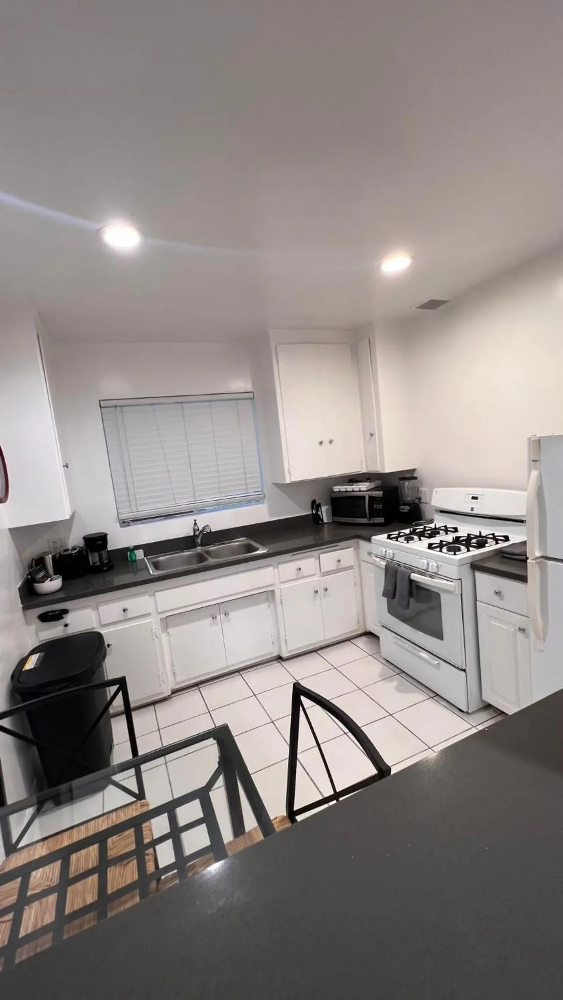 Kitchen or kitchenette in Hollywood Business Apartments