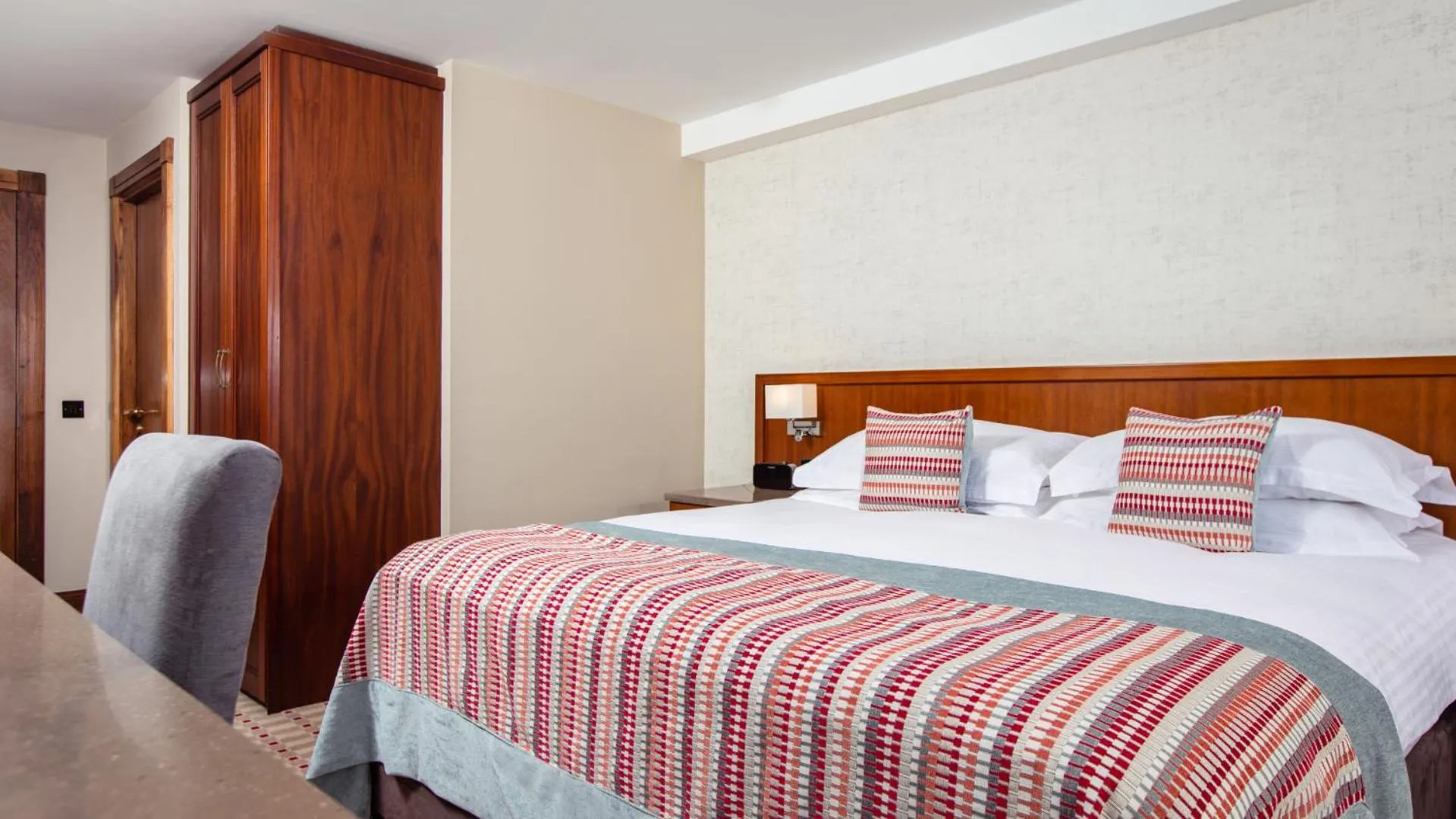 Bed in The Stormont Hotel