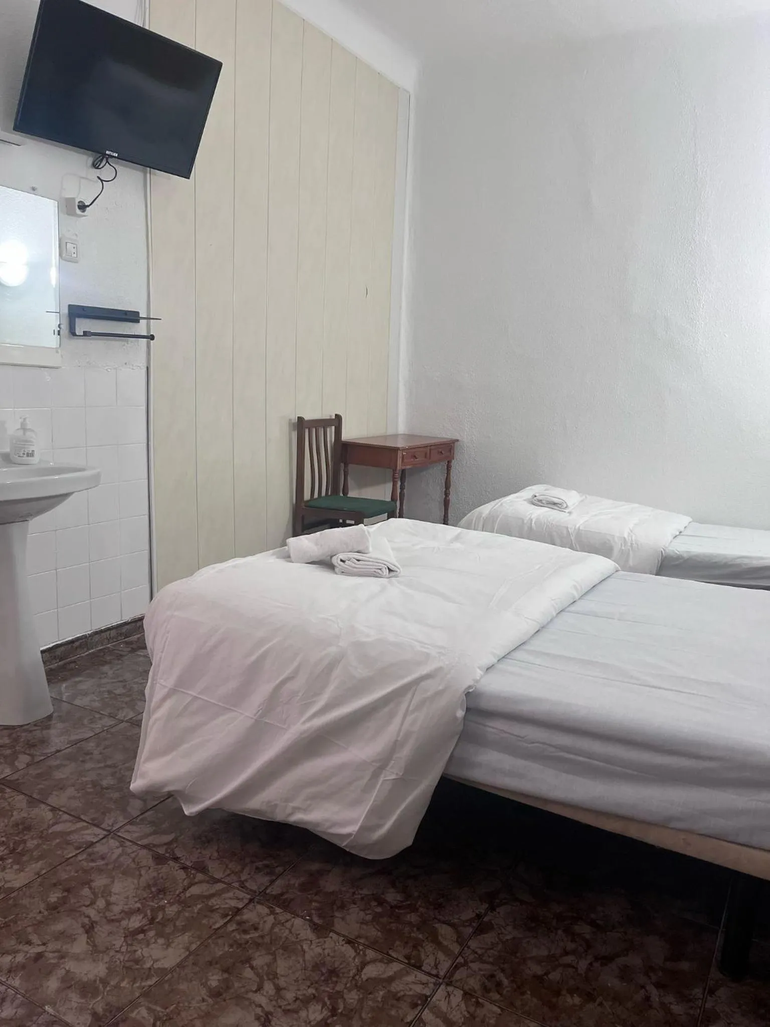 Bed in Hostal Alonso No Limit Madrid