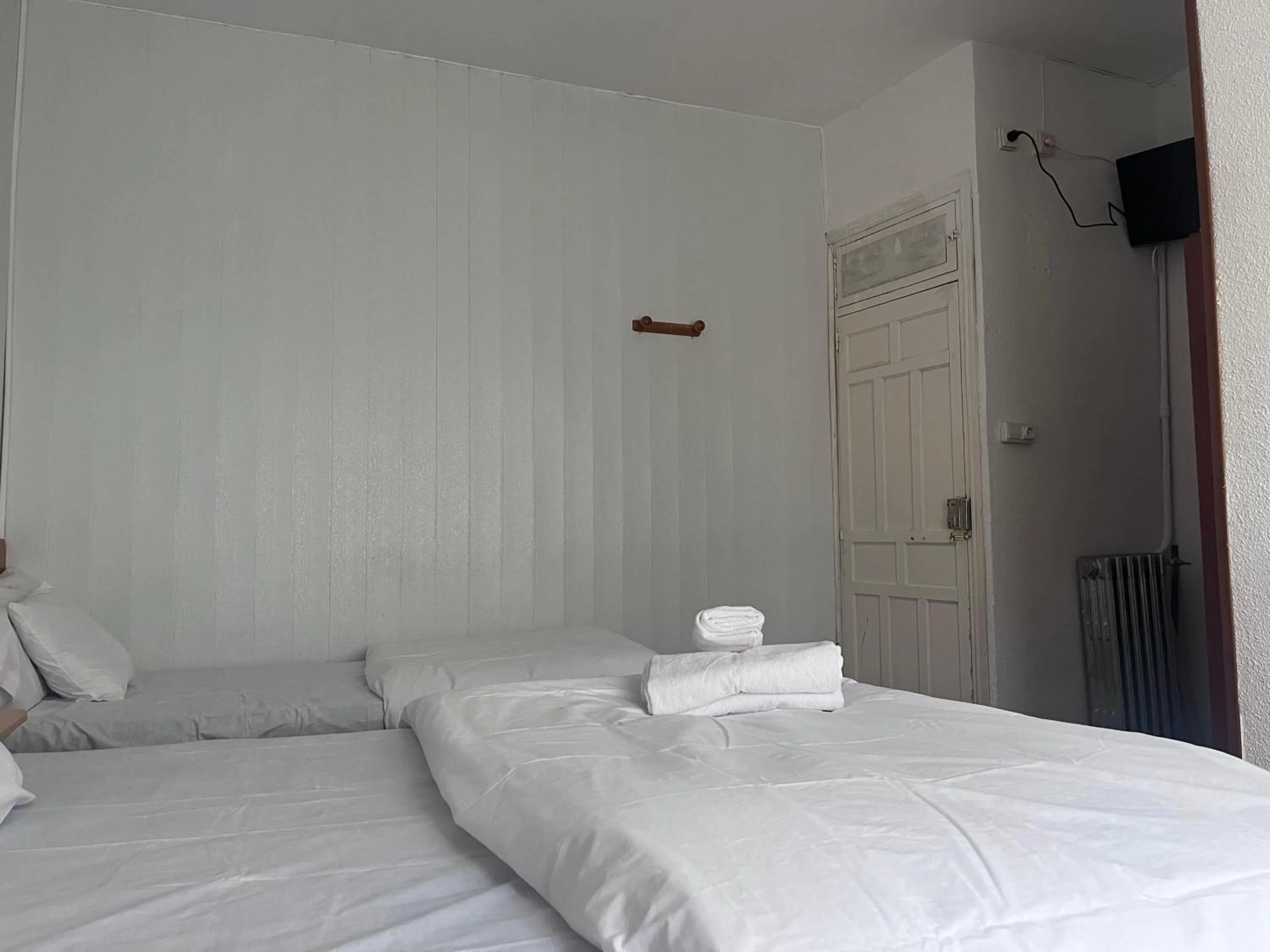 Photo of the whole room, Bed in Hostal Alonso No Limit Madrid