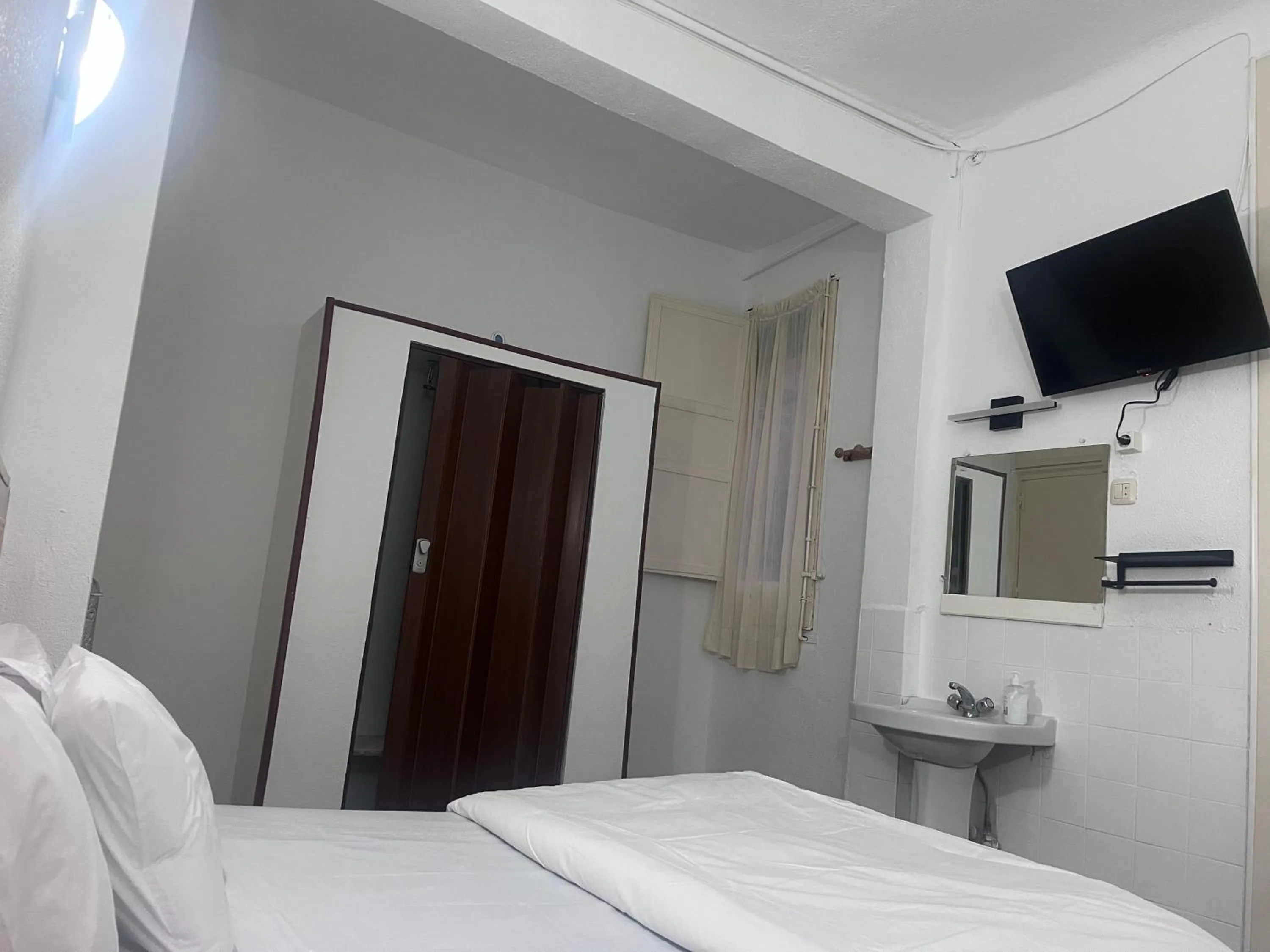 Bed in Hostal Alonso No Limit Madrid