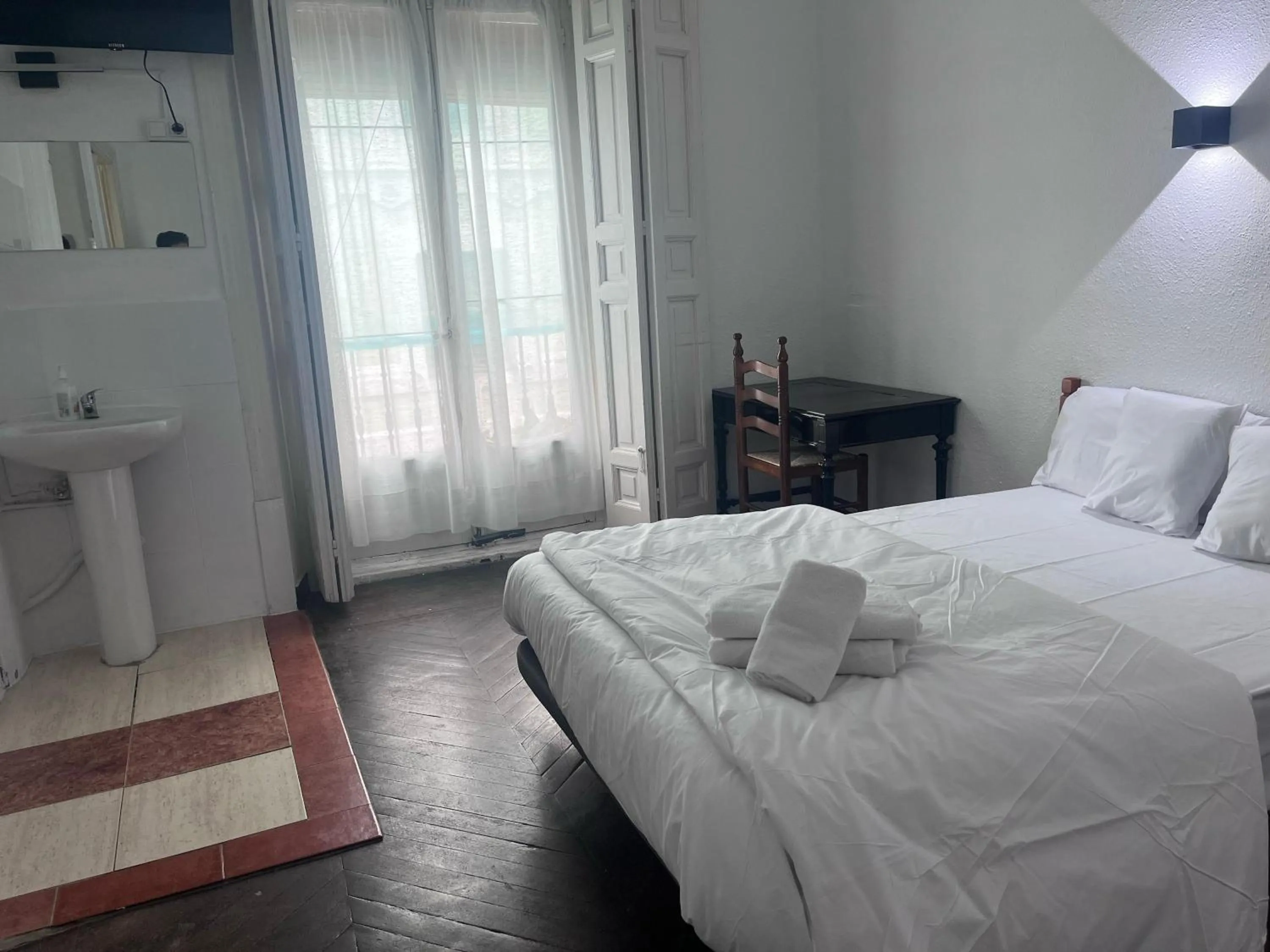 Bed in Hostal Alonso No Limit Madrid