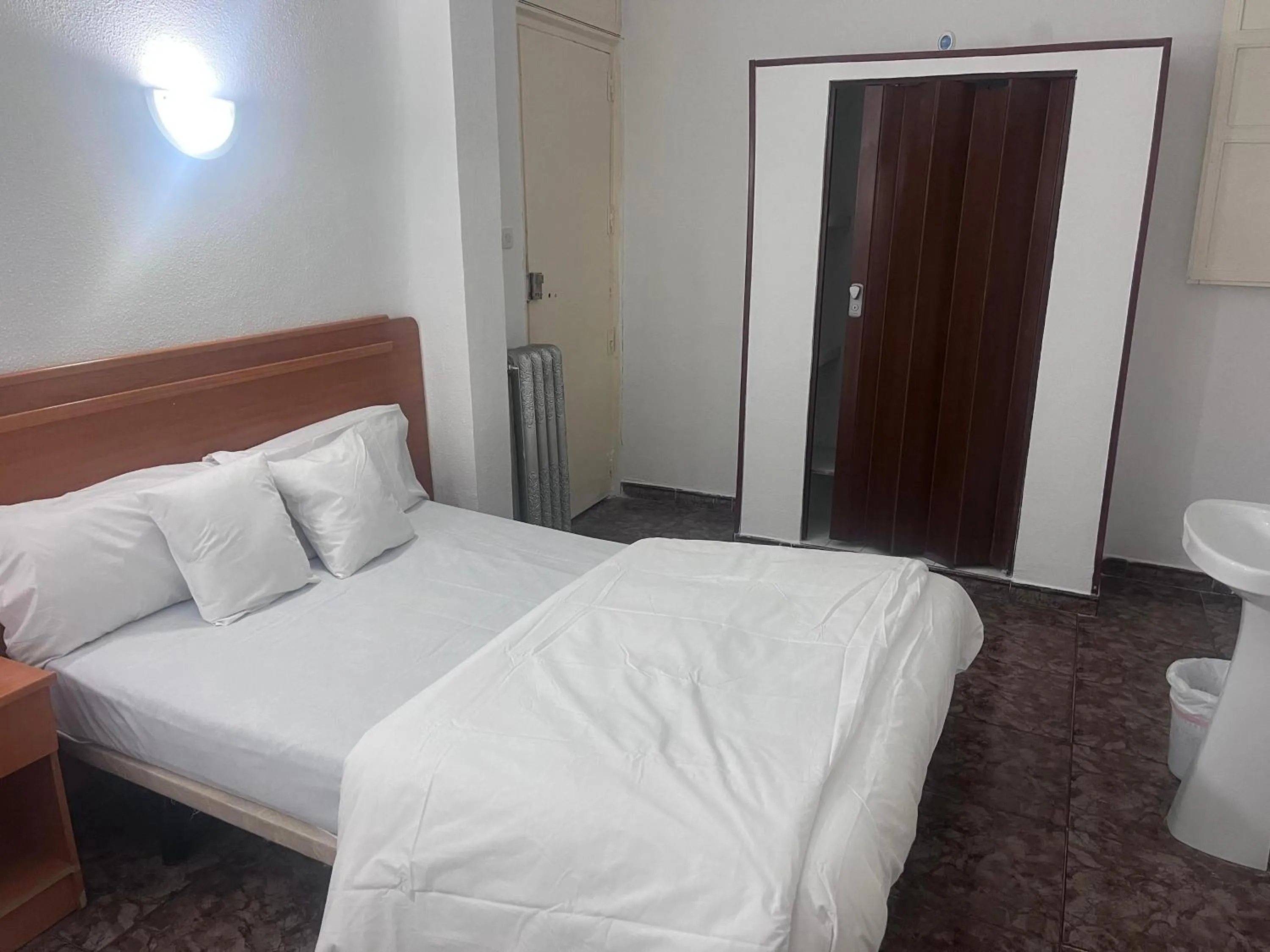 Bed in Hostal Alonso No Limit Madrid