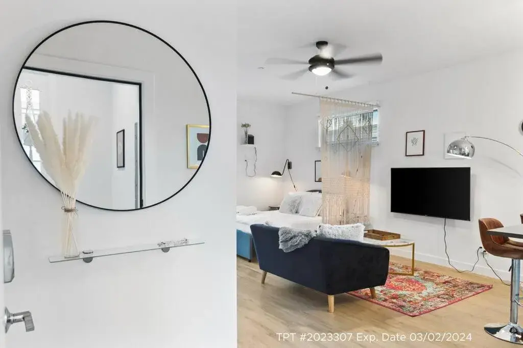 Poolside Studio w Rooftop Deck - Walk to Old Town Poolside Studio w Rooftop Deck - Walk to Old Town