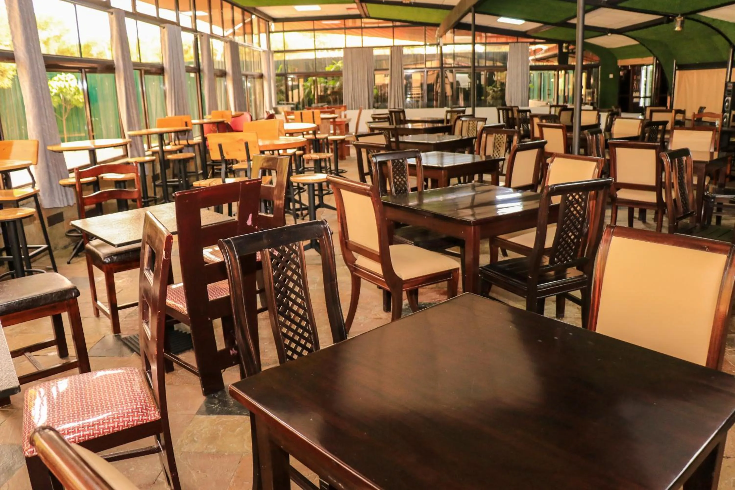 Restaurant/places to eat in Lake Naivasha Lazarus Lodge