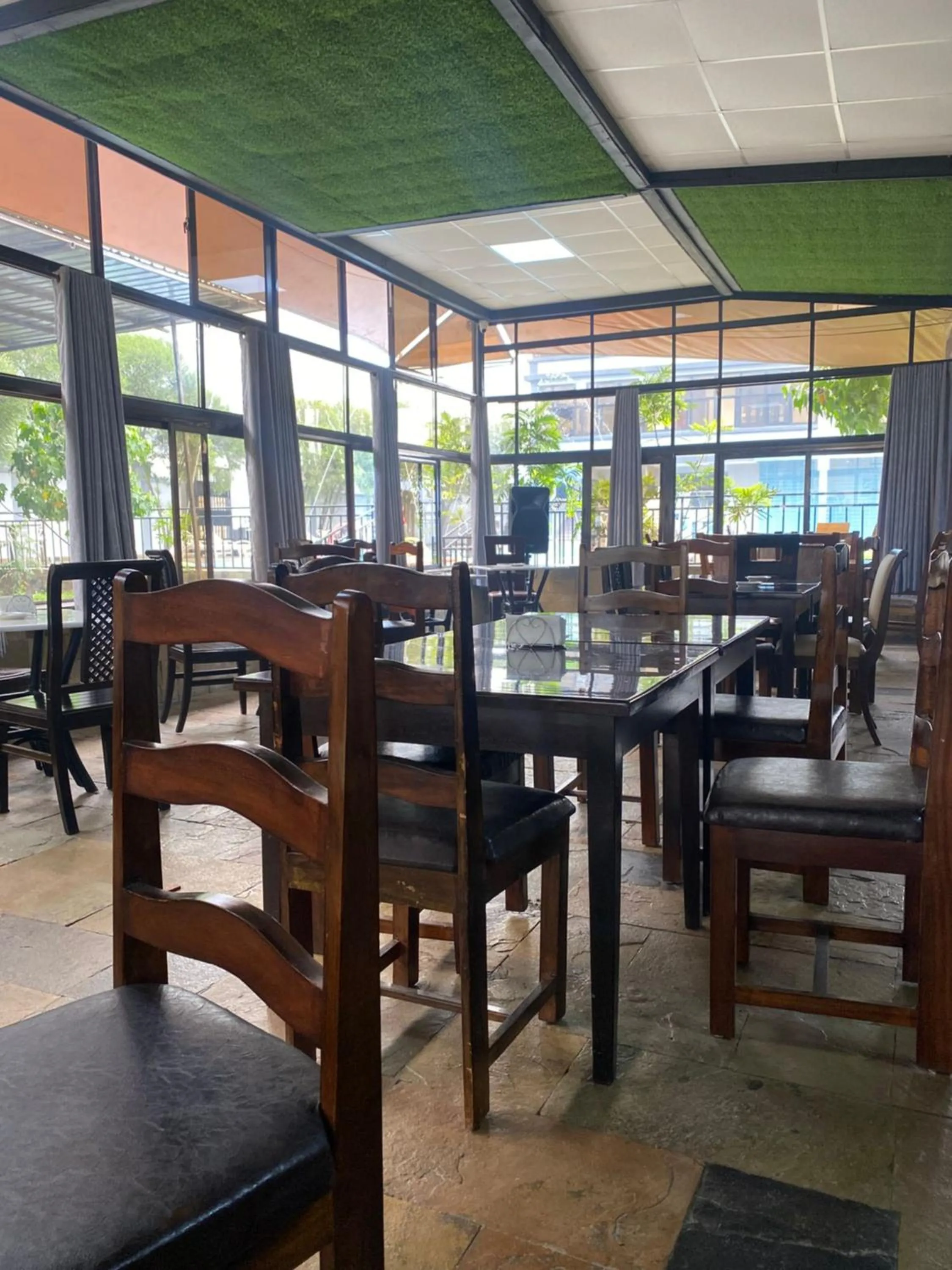 Restaurant/places to eat in Lake Naivasha Lazarus Lodge