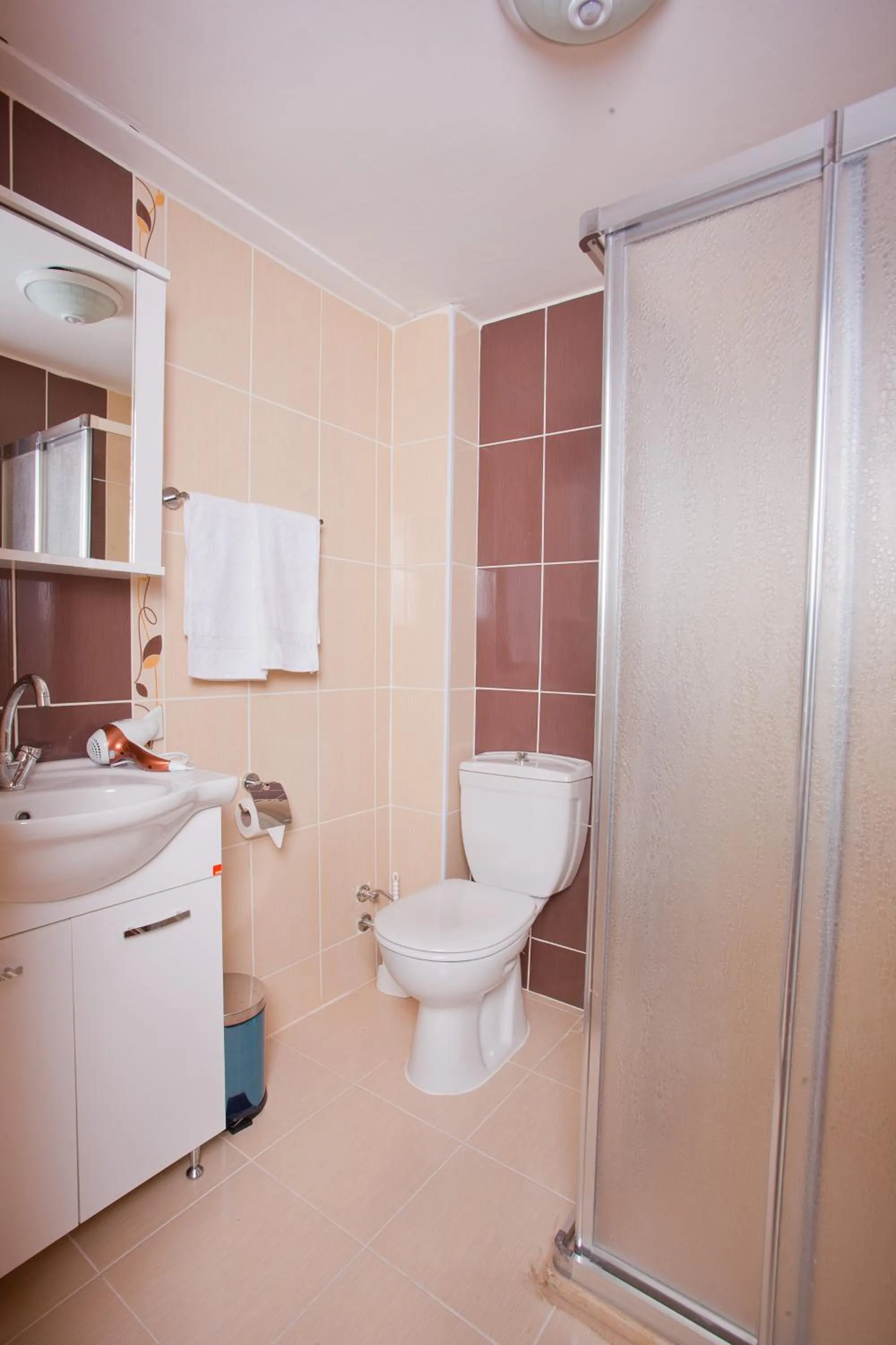 Shower in Birlik Apart Hotel