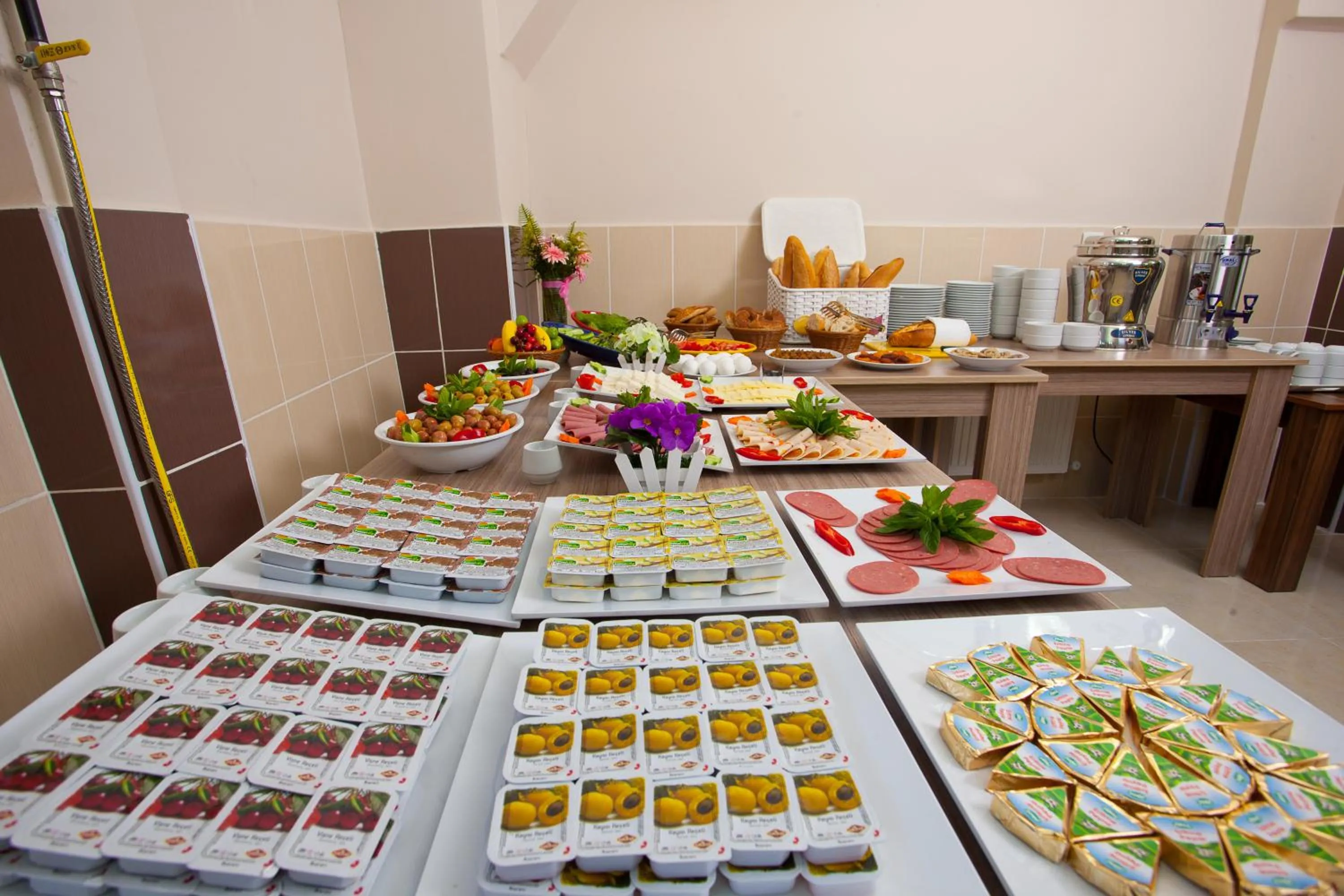 Restaurant/places to eat in Birlik Apart Hotel