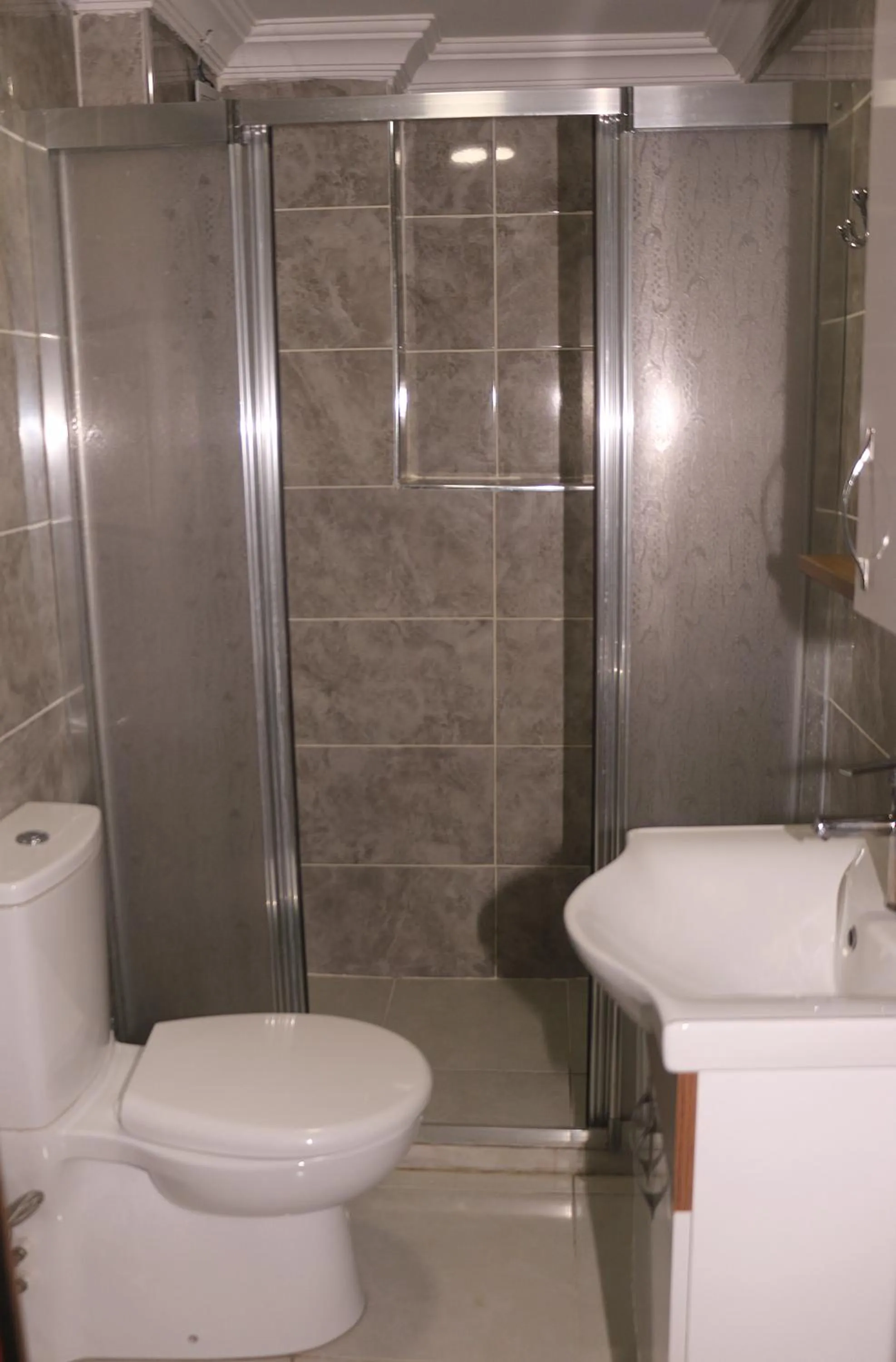 Shower in Birlik Apart Hotel