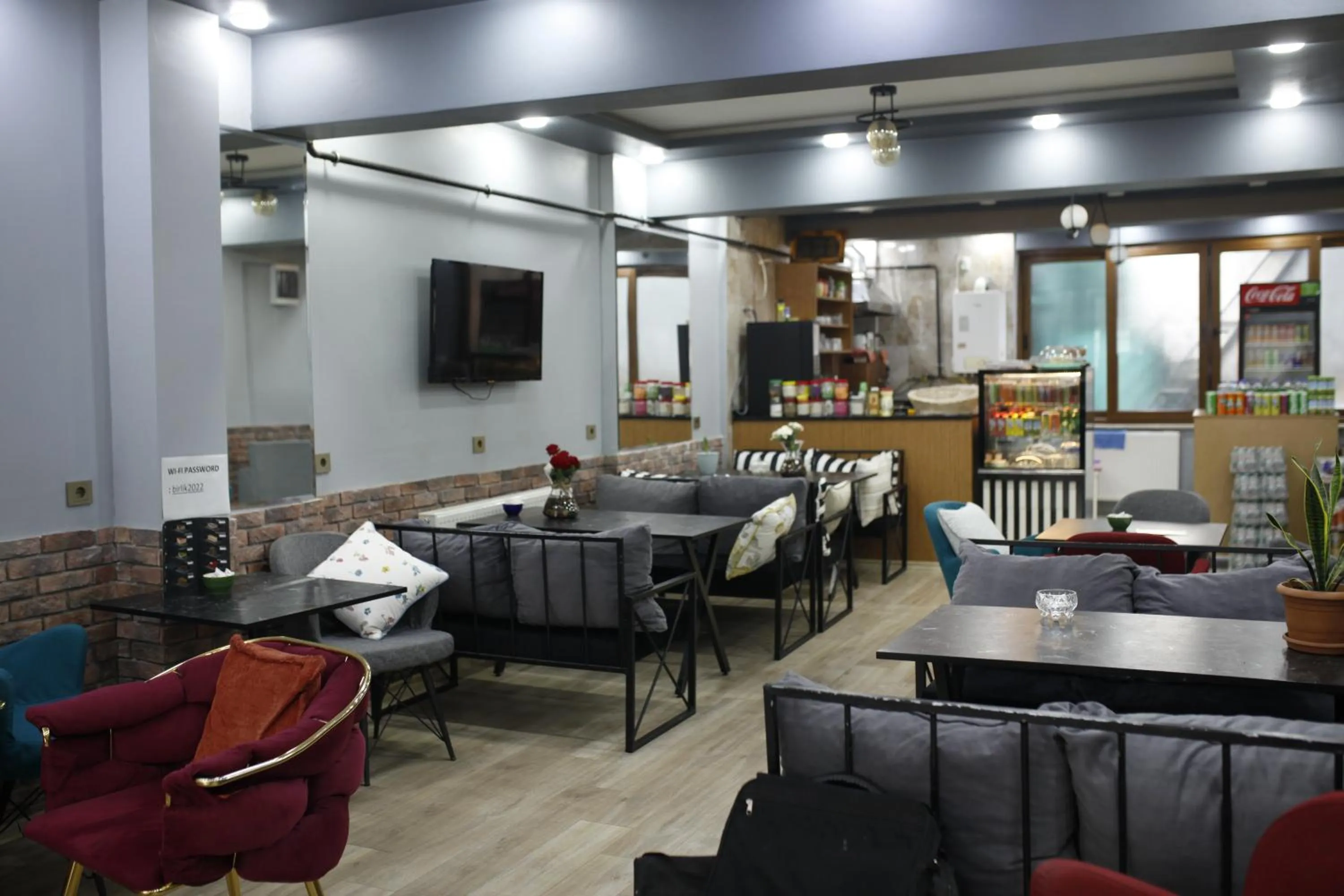 Restaurant/places to eat in Birlik Apart Hotel