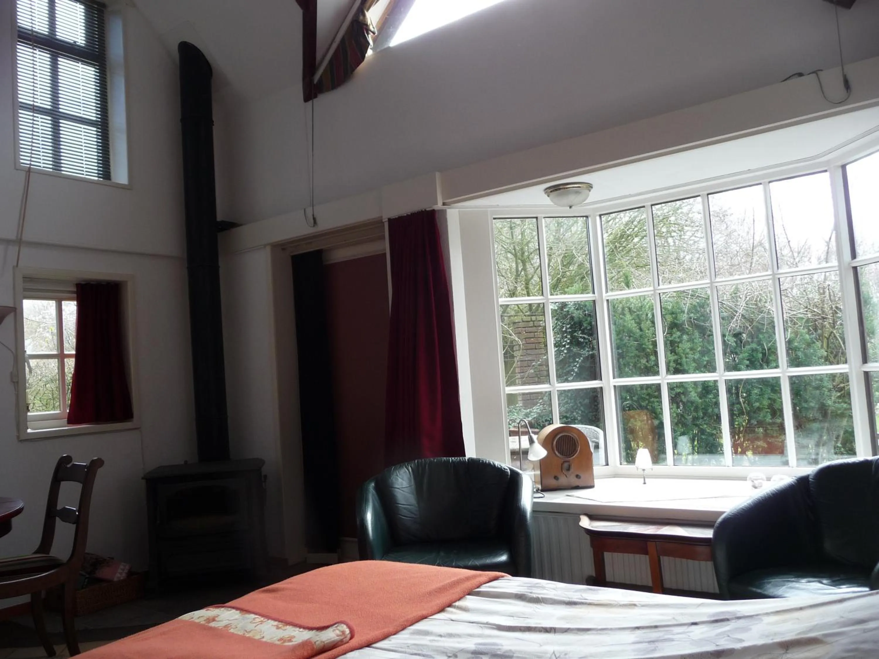 Seating area, Bed in Selatuinen