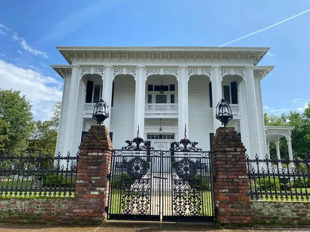 Property building in Shadowlawn Bed and Breakfast